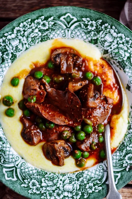 Тушеная печень кролика с овощами и полентой и тушеная печень кролика