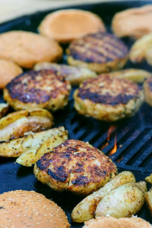 Ароматні курячі домашні котлети ідеально смакуватимуть на вечерю чи обід