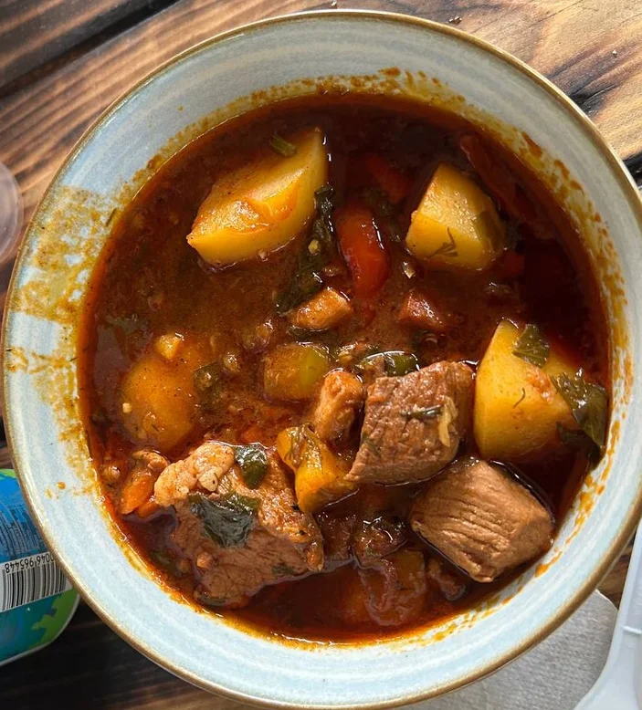 Бограч найкраще смакує зі шматком чорного хліба