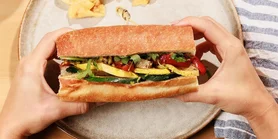 Багет на перекус: рецепт сендвіча з овочами та соусом