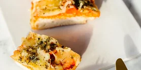 Хрустящий и белковый завтрак: рецепт багета со скремблом и томатами