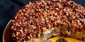Рецепт перевернутого торта з горіхами пекан: в одній мисці