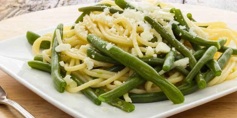 Сытно, ярко и хрустяще: запеканка из макарон с фасолью и тыквенными семечками