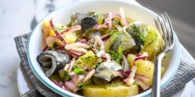 Необыкновенно: рецепт салата с селедкой, яблоком и картофелем