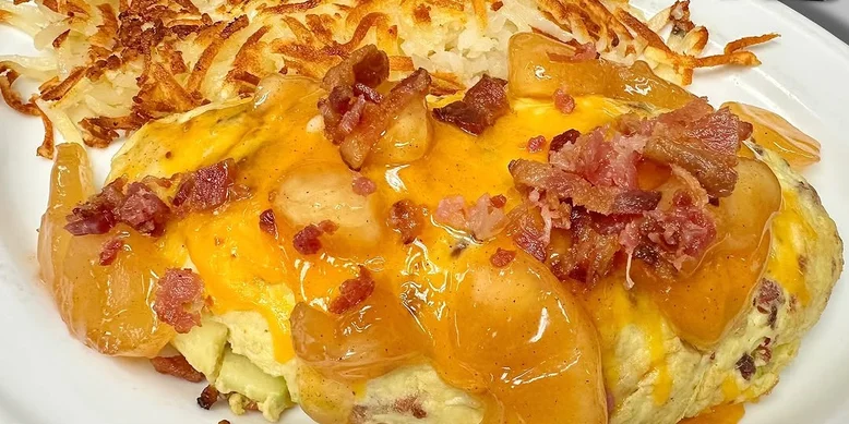 Омлет на сніданок: рецепт з яблуком, сиром чедер та беконом