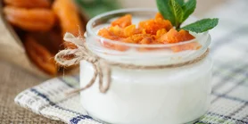 Грецький йогурт з фруктами та горіхами