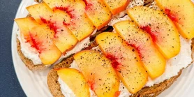 Тости з персиком і рікотою: ідеальний білковий перекус