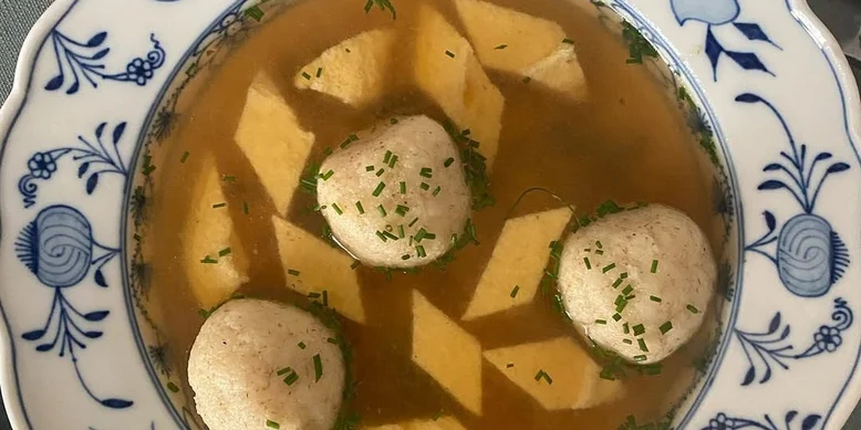 Немецкий суп с яичными клецками: рецепт заварных кнедликов в бульоне