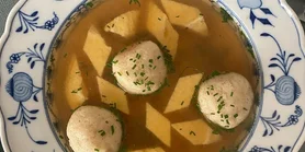 Немецкий суп с яичными клецками: рецепт заварных кнедликов в бульоне