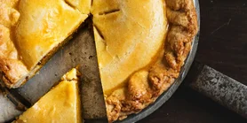 Пирог с курицей, беконом и луком-порей - идеальный на перекус