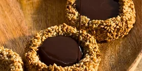 Полезные корзинки: рецепт печенья из кунжута с шоколадом