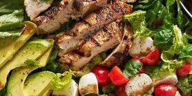 Рецепт салату з куркою песто та авокадо