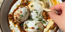 Стане улюбленим: рецепт сніданку корисного  з яєць та йогурту по-турецьки