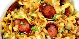 Польські галушки: рецепт вермішелі з капустою та ковбасками