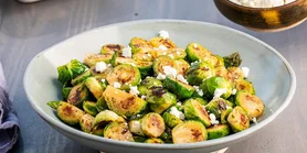 Рецепт жареной брюссельской капусты с орехами и голубым сыром