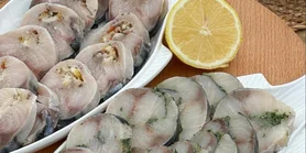 Закуска зі скумбрії із зеленню та часником та лимоном у морозилці