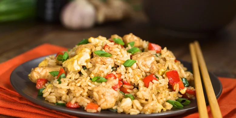 Жареный рис по-китайски с курицей
