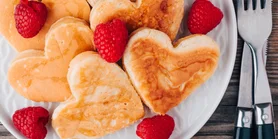 Панкейки-сердечка з малиною: рецепт солодкого сніданку для коханих