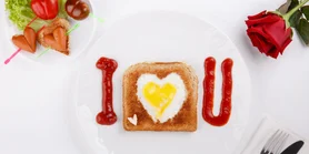 Яєчня в тості: рецепт красивого романтичного сніданку