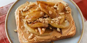 Тосты с арахисовым маслом и яблоком: рецепт сытного перекуса