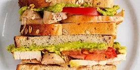 Сэндвич с авокадо, помидорами и куриным филе