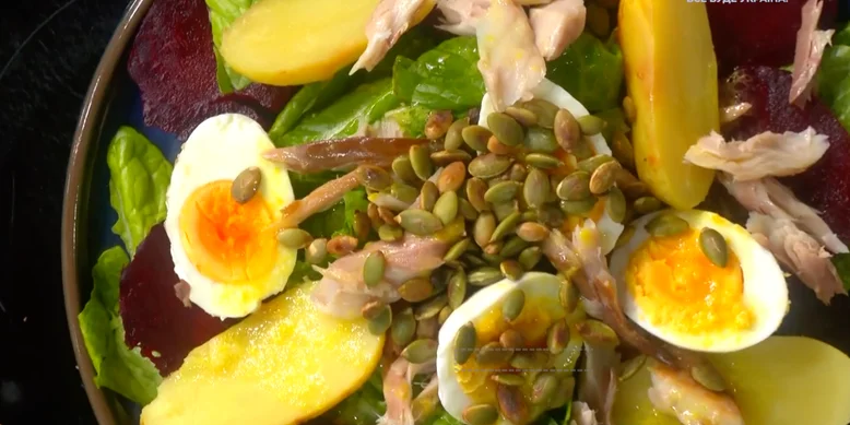 Рецепт салата из копченой скумбрии и печеного картофеля