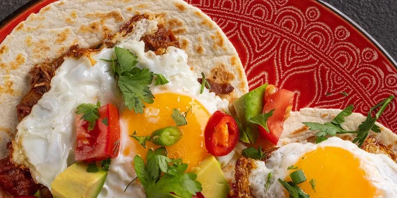 Ленивая пицца по-мексикански: с яйцом и зеленью