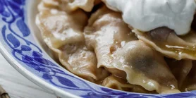 Вареники з сиром та вишнями у меді: рецепт на гречаному борошні