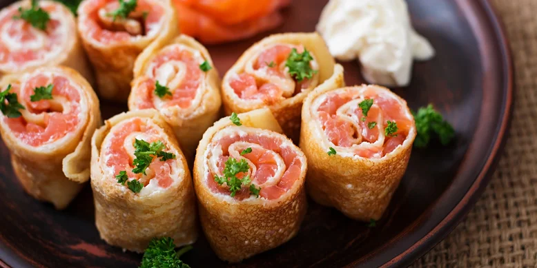Рецепт блинов с копченым лососем и сливочным кремом