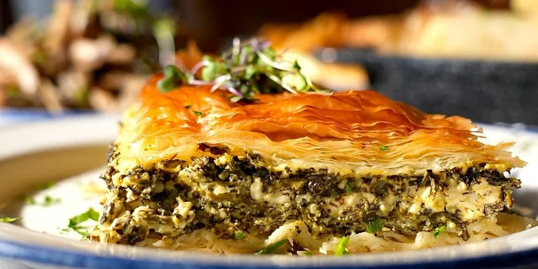 Спанакопита: рецепт греческого пирога со шпинатом и фило