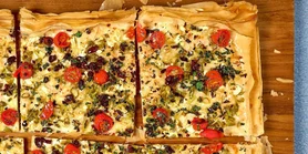 Піца на тісті філо: рецепт з копченою моцарелою та помідорами чері