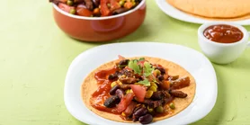 Рецепт яєчні з чорною квасолею Уевос Ранчерос