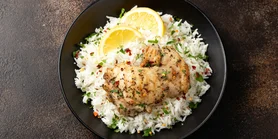 Рецепт курицы с имбирным рисом и луком-шалот в одной посуде