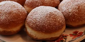 Берлінери з кремом: рецепт найсолодших пончиків до Масляної