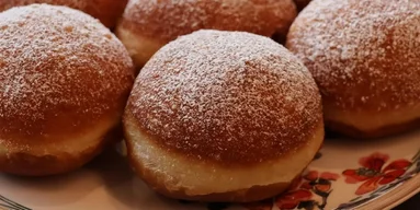 Берлинеры с кремом: рецепт самых сладких пончиков к Масленице