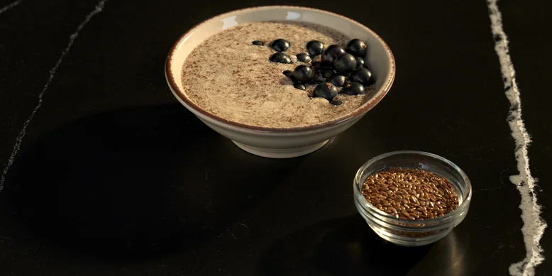 Веган-рецепт льняной каши с кокосовым молоком и смородиной