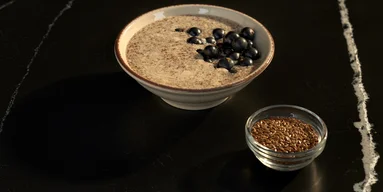 Веган-рецепт льняной каши с кокосовым молоком и смородиной