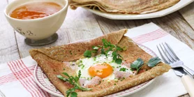 Рецепт бретонських крепів із цибулевою начинкою та яйцем