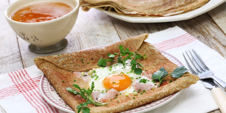 Рецепт бретонских крепов с луковой начинкой и яйцом