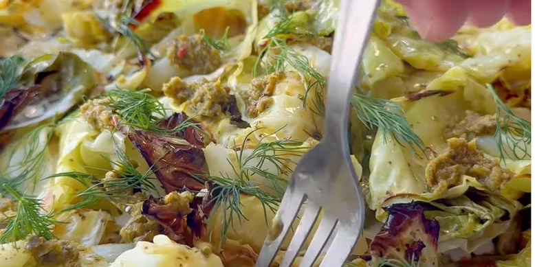 Рецепт салату з печеної капусти з тахіні та грейпфрутовою заправкою