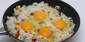 Рецепт ароматного риса с укропом и яичницей в одной сковородке