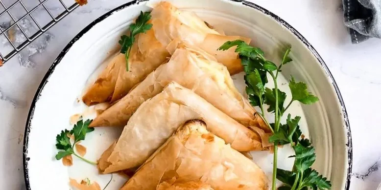 Трикутники з сиром: рецепт з тістом філо