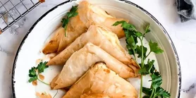 Трикутники з сиром: рецепт з тістом філо