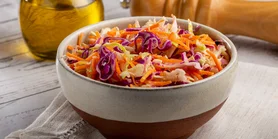 Рецепт красочного салата из кольраби, капусты и пикантного соуса