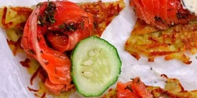 Рецепт гравлакса з картопляними галетами: ніжна скандинавська закуска з лосося