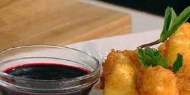 Рецепт жареного камембера с ягодным топингом