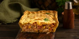 Ніжний пиріг з курятини, яєць та овочів: старомодний рецепт класичної страви