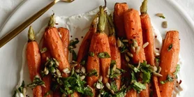 Ароматная морковь на пару с йогуртом, травяным маслом и специями: вкусная и полезная альтератива жарке