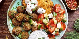 Греческая запеканка из фрикаделек: рецепт митболов с фетой и лимоном