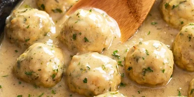 Куриные фрикадельки: лучшая пара к пюре из картофеля